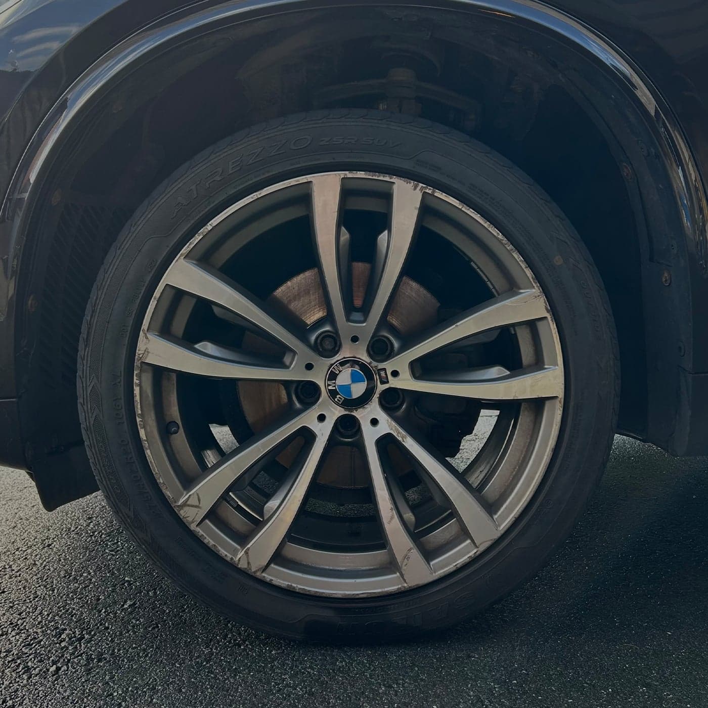 BMW X5, ren blank felg etter vask