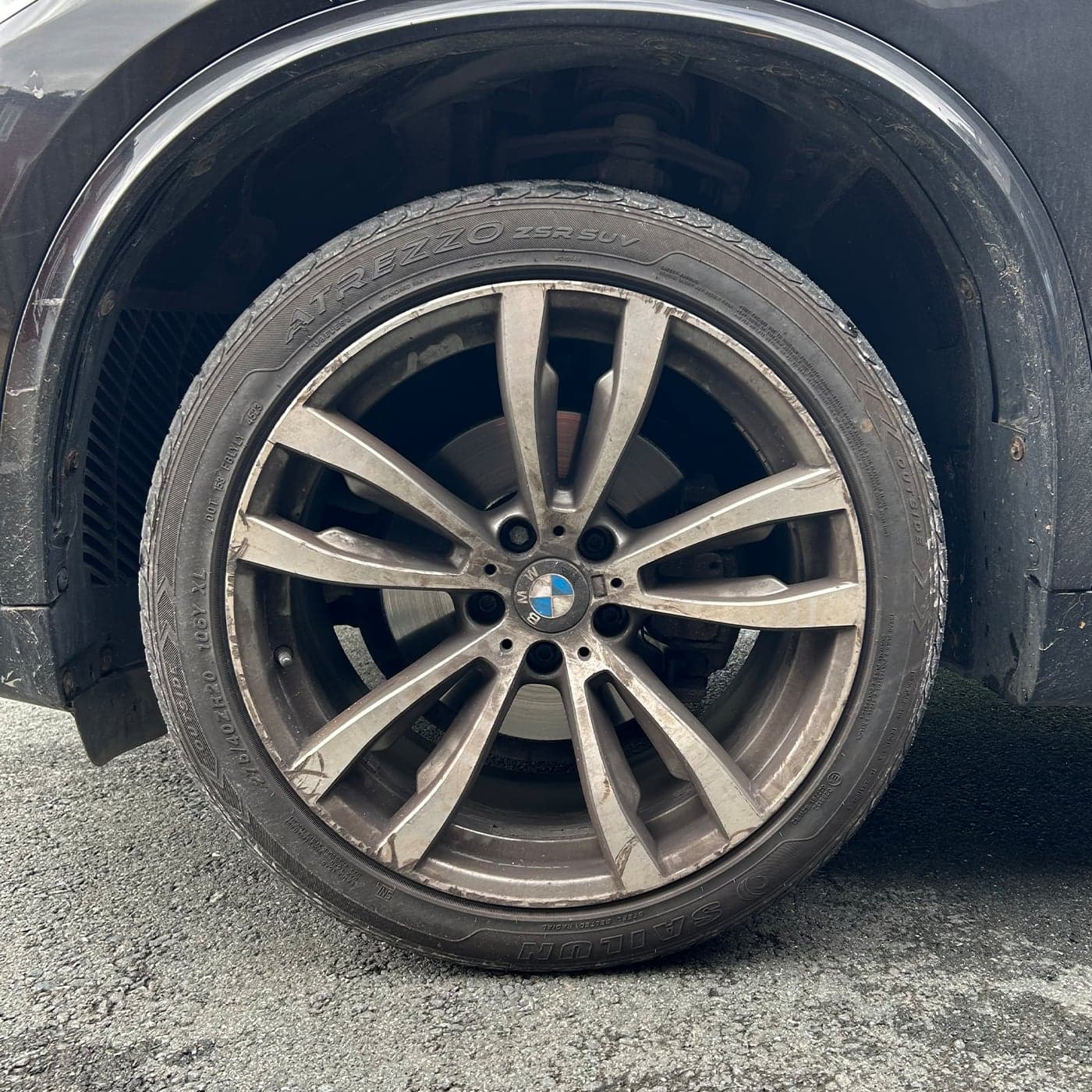 BMW X5, skitten felg med bremsestøv før vask